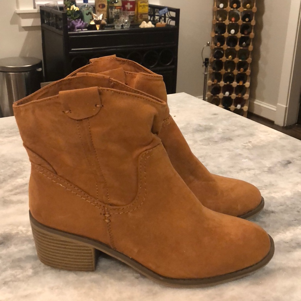 NWOT saddle brown ankle booties